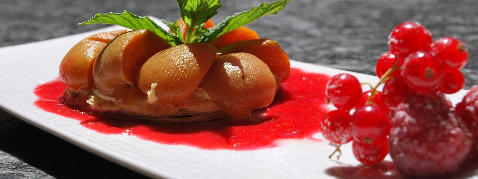 Dessert aux abricots, coulis et groseilles
